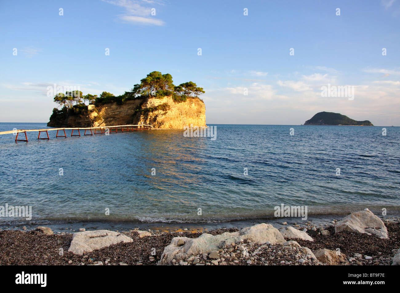 L'île d''Agios Sostis et bridge au coucher du soleil, Zakynthos (Zante), îles Ioniennes, Grèce Banque D'Images
