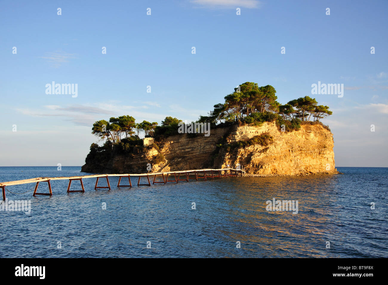 L'île d''Agios Sostis et bridge au coucher du soleil, Zante, îles Ioniennes, Grèce Banque D'Images