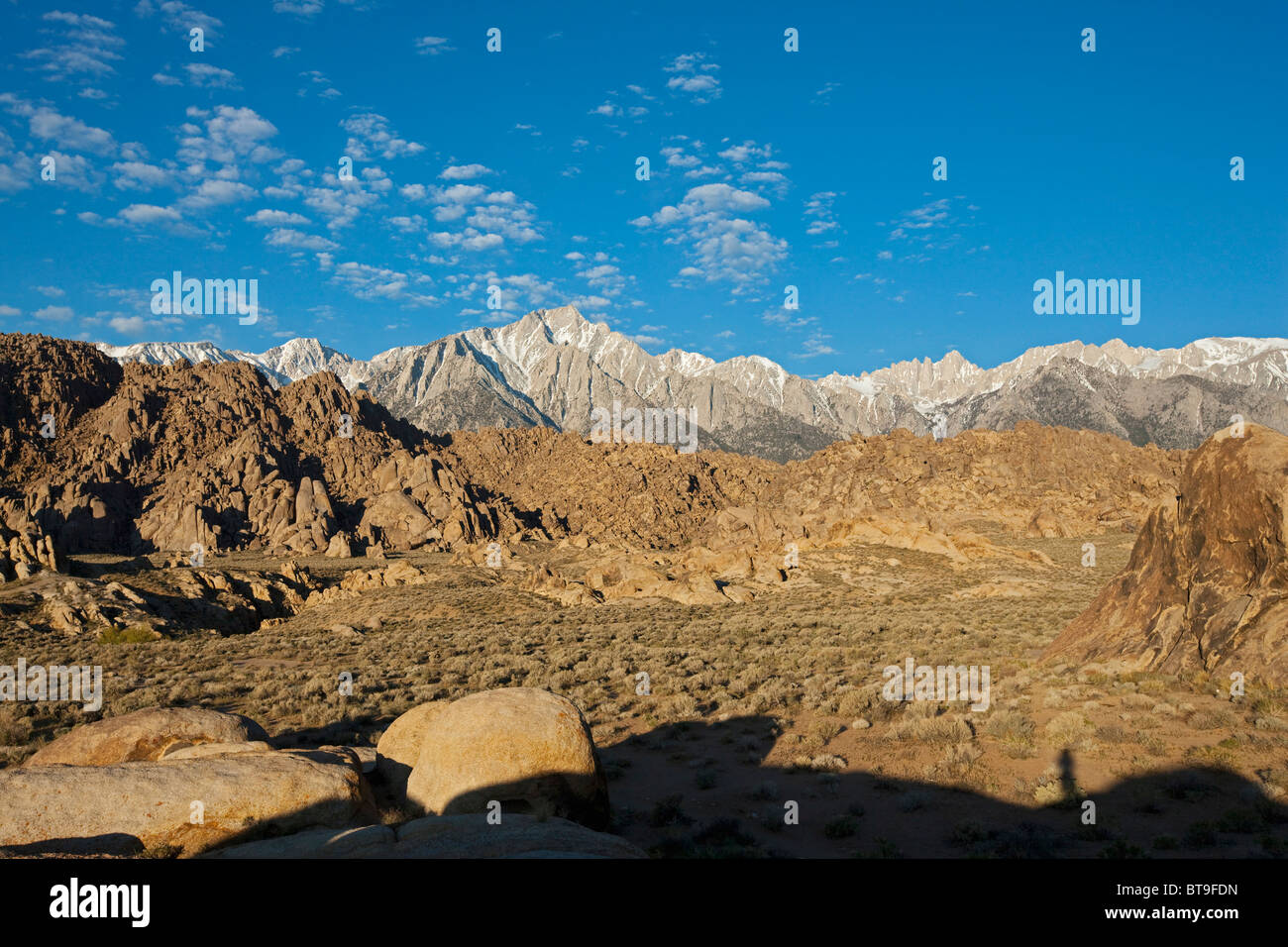 Mount Whitney avec les cimes enneigées de la Sierra Nevada, Sierra Nevada, Alabama Hills, California, USA Banque D'Images