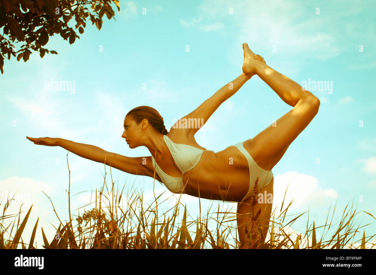Une jeune femme faisant du yoga à l'extérieur Banque D'Images
