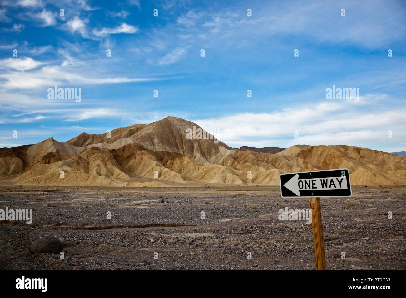 One Way sign in Death Valley National Park, désert de Mojave, Californie, Nevada, USA Banque D'Images