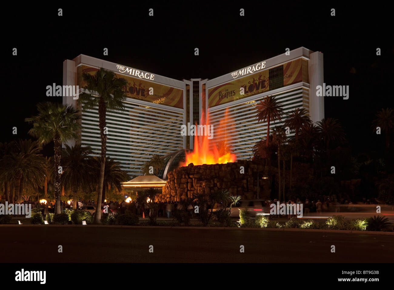 L'hôtel Mirage avec une éruption volcanique artificielle le soir, Las Vegas Strip, Las Vegas, Nevada, USA Banque D'Images