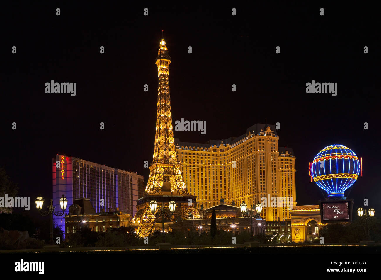 Hôtel Paris avec Tour Eiffel la nuit, Las Vegas Strip, Las Vegas, Nevada, USA Banque D'Images