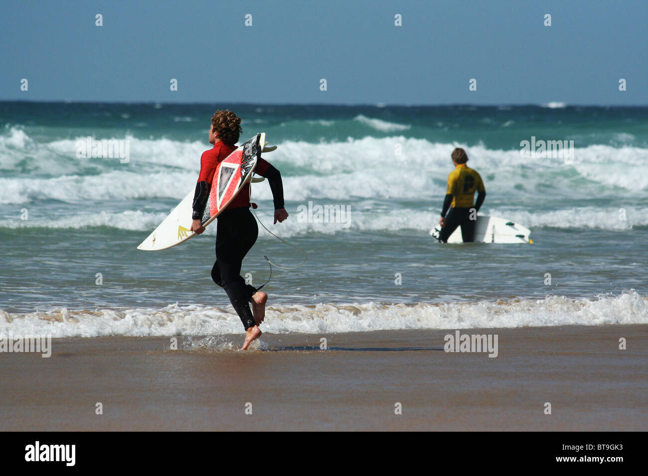 Surfeurs de baie de Watergate, Newquay, Cornwall, UK Banque D'Images