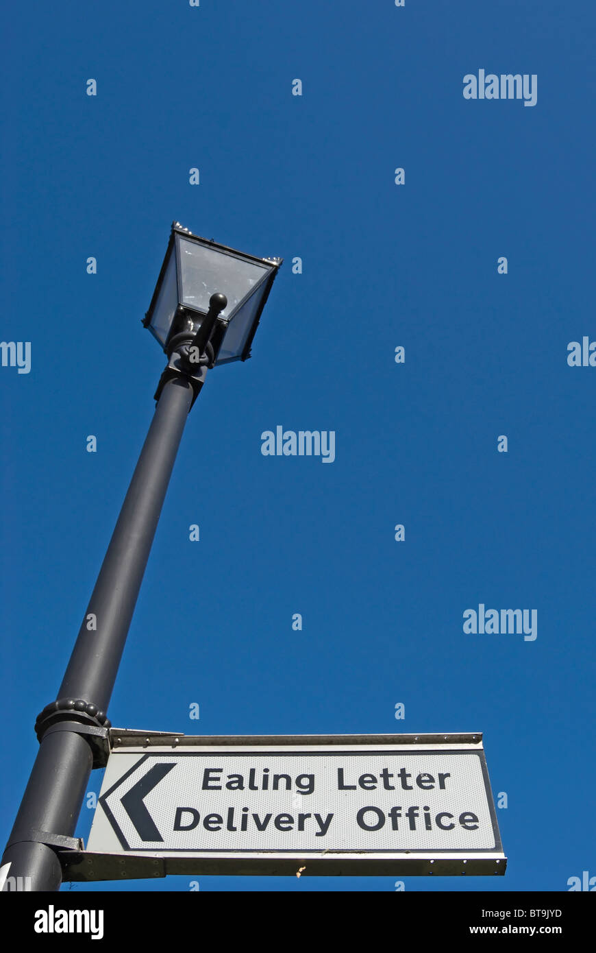 Direction d'Ealing lettre Bureau de livraison fixée à une lampe de rue, de style victorien, à Ealing, à l'ouest de Londres, Angleterre Banque D'Images