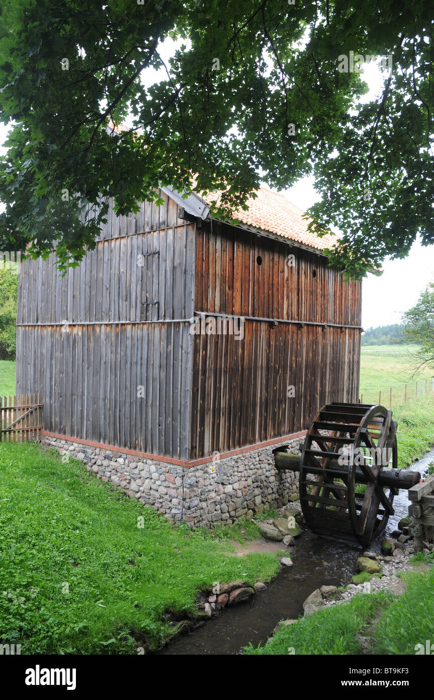 Un moulin à eau de la fin du 18ème siècle à partir de la région de la Mazurie, Pologne Banque D'Images Un moulin à eau de la fin du 18ème siècle à partir de la région de la Mazurie, Pologne Banque D'Images
