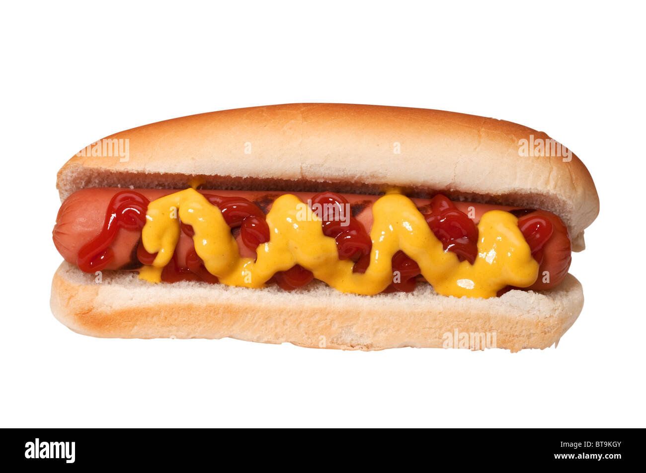 Hot-dog avec du ketchup et moutarde isolé sur fond blanc avec chemin de détourage. Banque D'Images