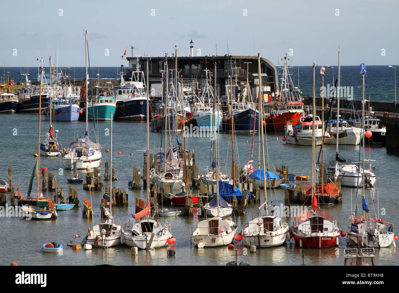 Les navires au port de Bridlington à marée haute. Banque D'Images