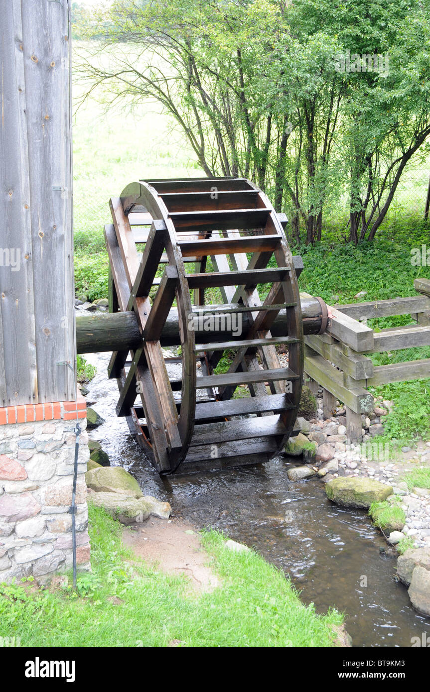 Un moulin à eau de la fin du 18ème siècle à partir de la région de la Mazurie, Pologne Banque D'Images Un moulin à eau de la fin du 18ème siècle à partir de la région de la Mazurie, Pologne Banque D'Images