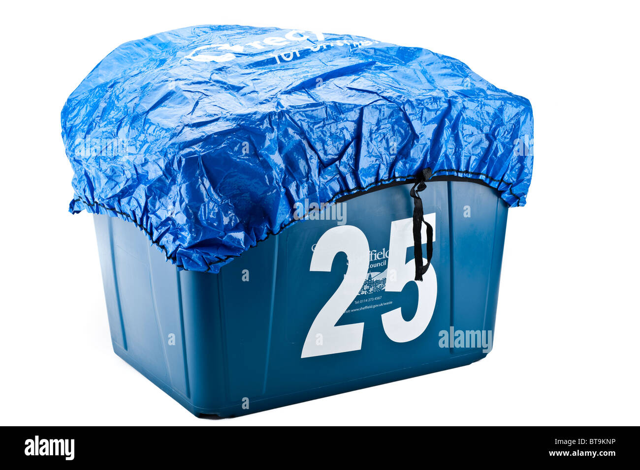 Boîte de recyclage du papier en plastique bleu avec housse de pluie en nylon et cordon Banque D'Images