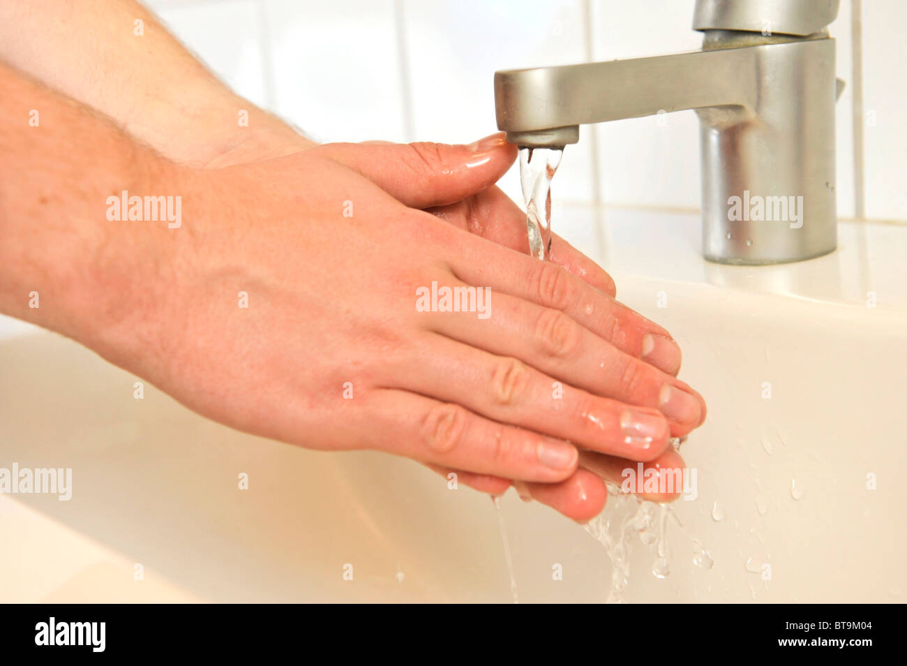 Personne de laver ses mains avec du savon Banque D'Images