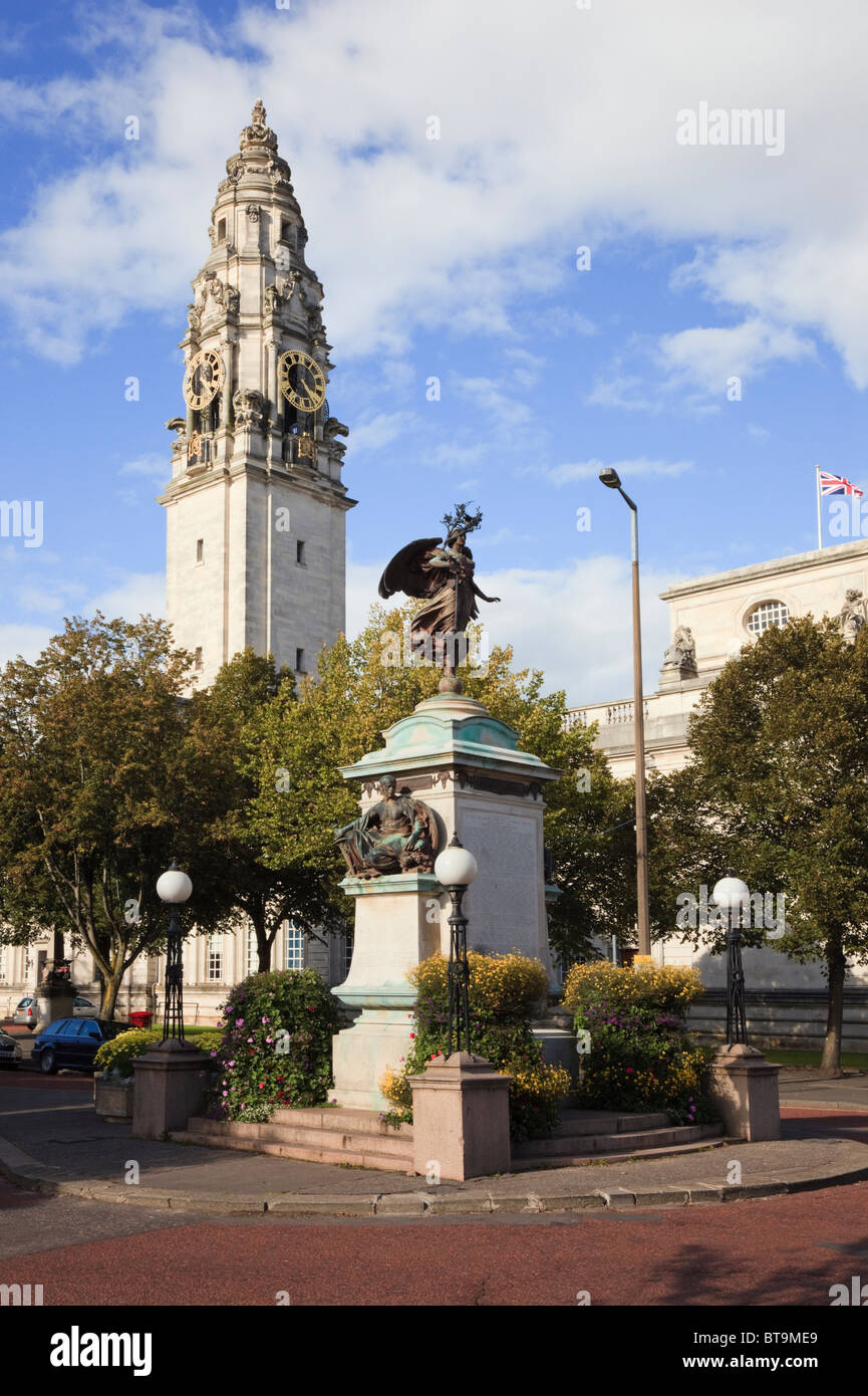 L'Afrique du Sud Boer War Memorial statue et Hôtel de Ville Tour de l'horloge Cathays Park, Cardiff, South Glamorgan, Pays de Galles, Royaume-Uni, Angleterre. Banque D'Images