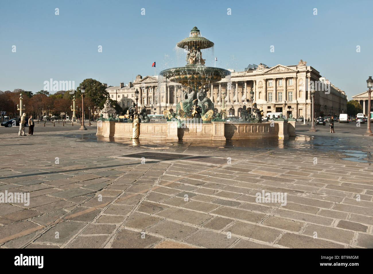 Fontaine de River de Commerce et de navigation à la place de la concorde avec le légendaire hôtel de luxe 5 étoiles de Crillon en toile Banque D'Images