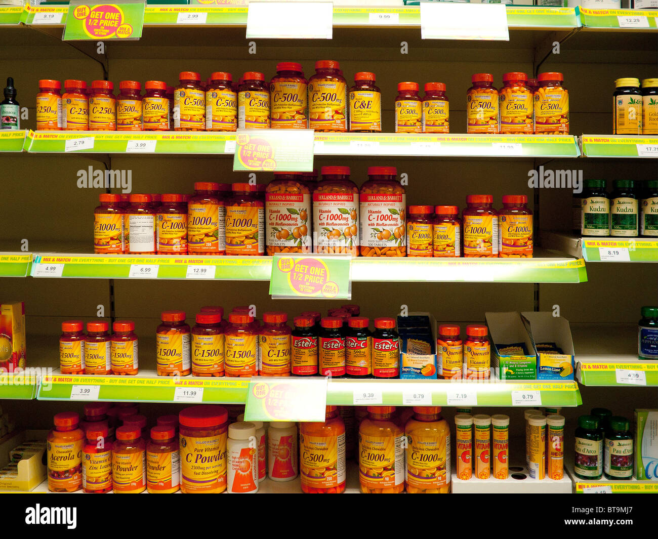 Affichage de la propre marque des suppléments de vitamine dans un magasin d'aliments santé Banque D'Images Affichage de la propre marque des suppléments de vitamine dans un magasin d'aliments santé Banque D'Images