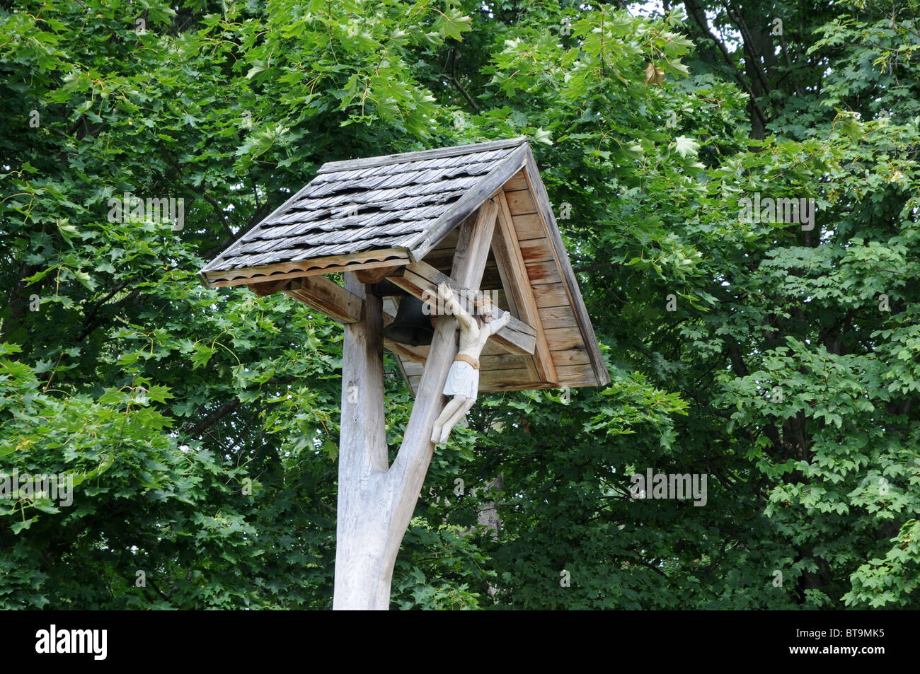 Un petit clocher de la fin du xixe siècle à partir de la région de Warmia, Pologne Banque D'Images Un petit clocher de la fin du xixe siècle à partir de la région de Warmia, Pologne Banque D'Images