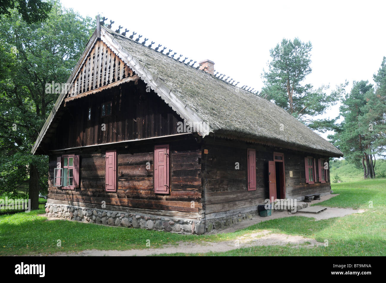 À partir de la hutte du 19e siècle, la région de Warmie polonaise du Musée de l'architecture folklorique et ethnographique en Pologne Olsztynek, Parc Banque D'Images À partir de la hutte du 19e siècle, la région de Warmie polonaise du Musée de l'architecture folklorique et ethnographique en Pologne Olsztynek, Parc Banque D'Images