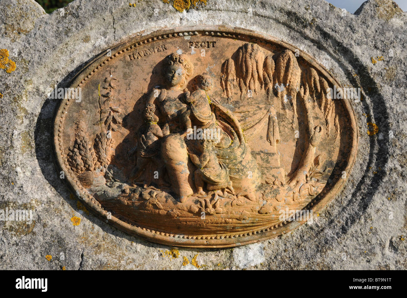 Un bas-relief en terre cuite, faite par Jonathan Harmer, orne une pierre tombale à Heathfield, vieille chapelle Heathfield, East Sussex. Banque D'Images