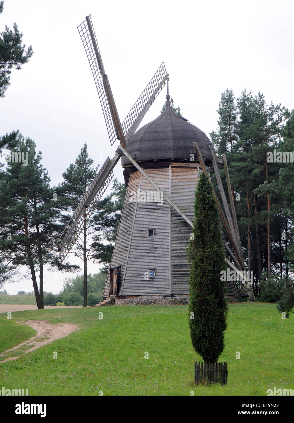 Moulin à vent d'origine à partir de la 19e siècle, l'architecture de type hollandais Folk Museum et Parc Ethnographique à Olsztynek, Pologne Banque D'Images Moulin à vent d'origine à partir de la 19e siècle, l'architecture de type hollandais Folk Museum et Parc Ethnographique à Olsztynek, Pologne Banque D'Images