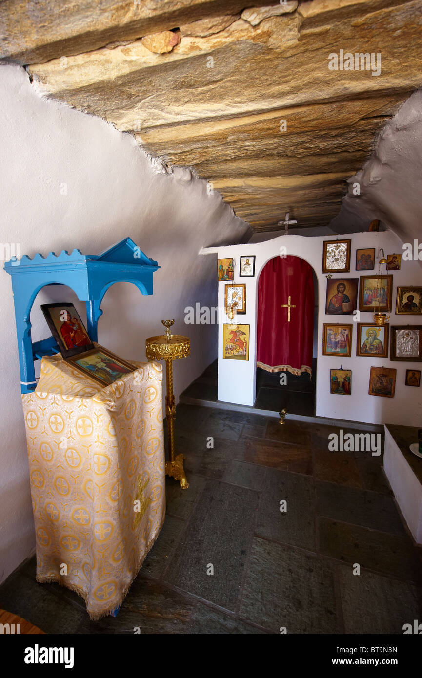 Intérieur de l'un des 365 Chapelles orthodoxe grec d'Ios avec des icônes religieuses. Cyclades, Grèce Banque D'Images