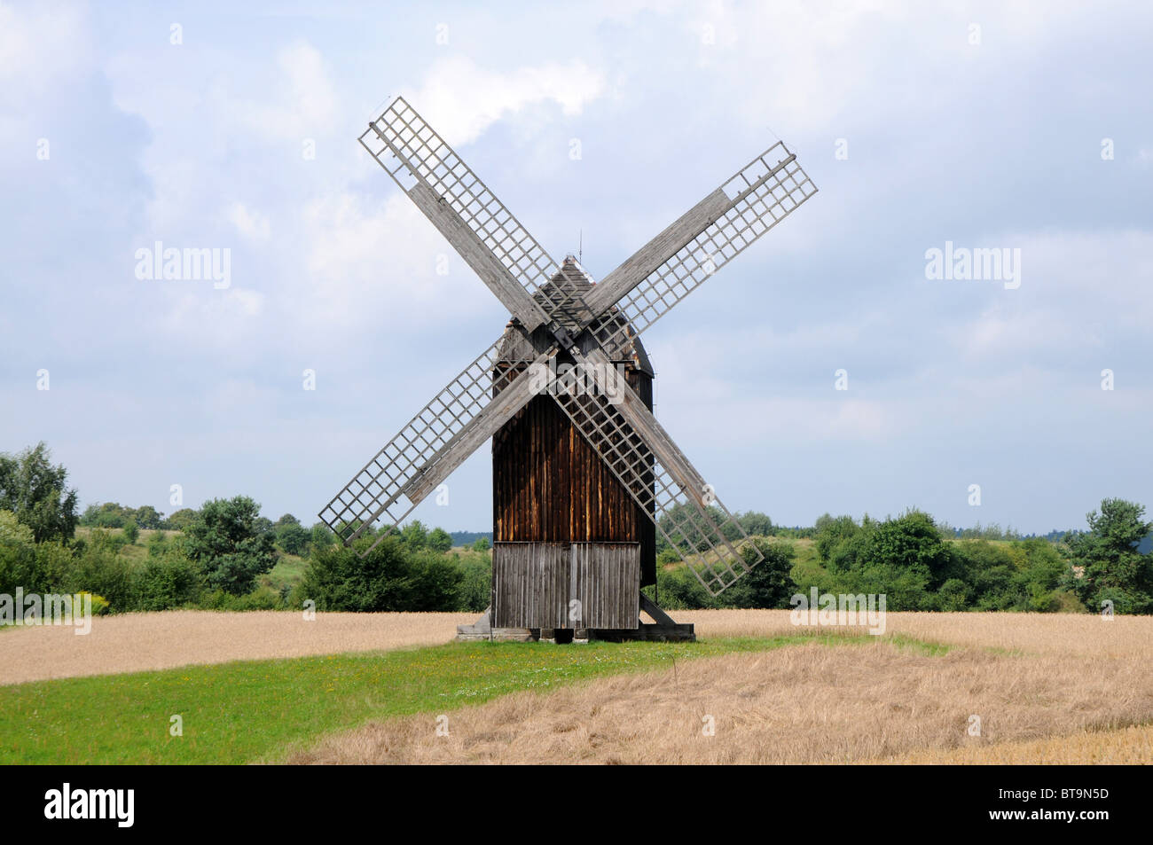 Original Post Mill de la fin du xviiie siècle (1773), le Musée de l'architecture folklorique et ethnographique en Pologne Olsztynek, Parc Banque D'Images Original Post Mill de la fin du xviiie siècle (1773), le Musée de l'architecture folklorique et ethnographique en Pologne Olsztynek, Parc Banque D'Images