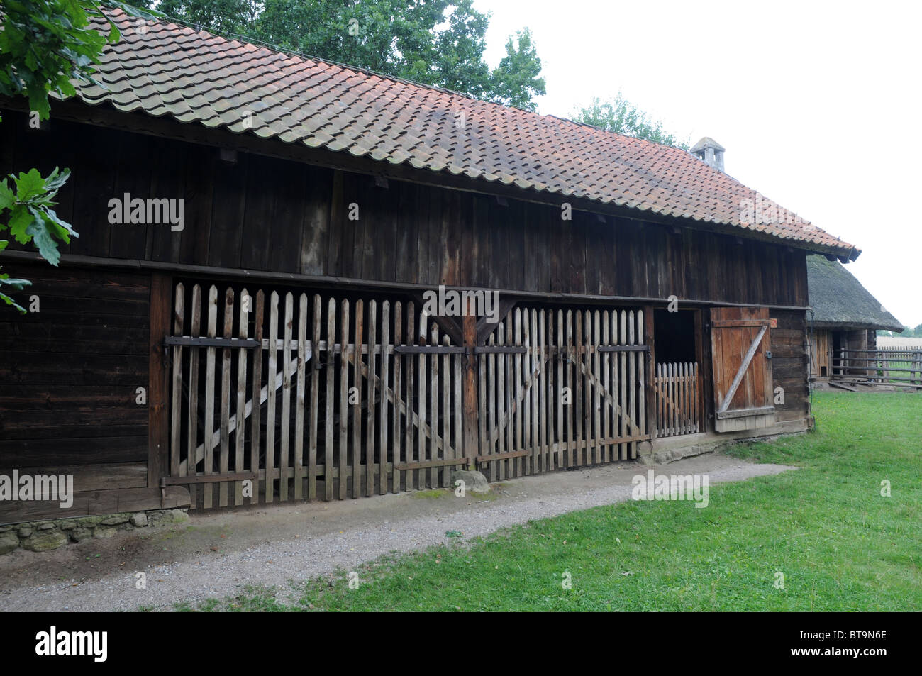 Homestead de Warmie, région du xixe siècle-shop, Musée d'architecture populaire et Parc Ethnographique à Olsztynek, Pologne Banque D'Images Homestead de Warmie, région du xixe siècle-shop, Musée d'architecture populaire et Parc Ethnographique à Olsztynek, Pologne Banque D'Images
