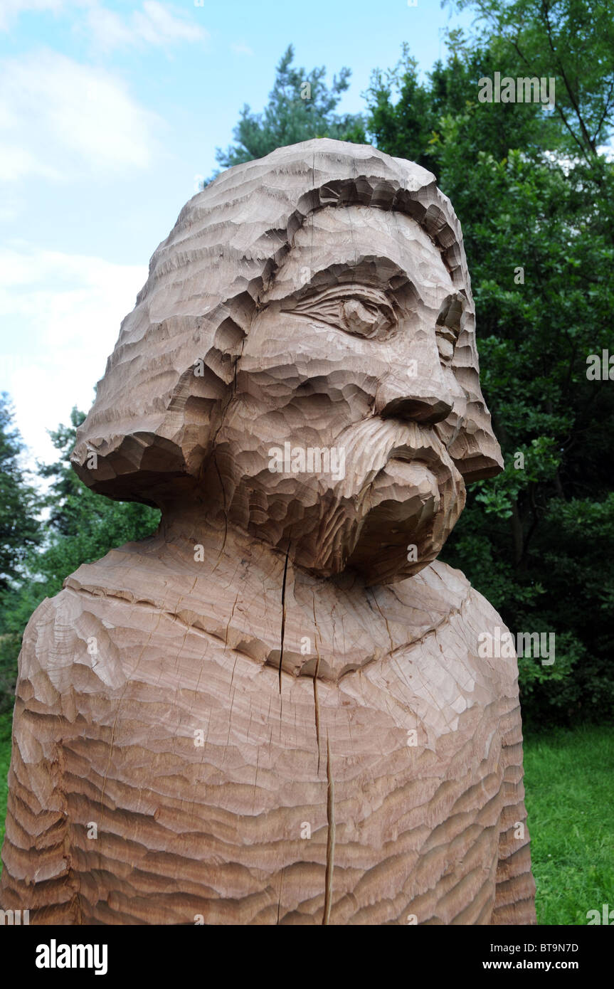 Meubles anciens en bois sculpté figure à partir de la région de la Mazurie, Pologne Banque D'Images Meubles anciens en bois sculpté figure à partir de la région de la Mazurie, Pologne Banque D'Images