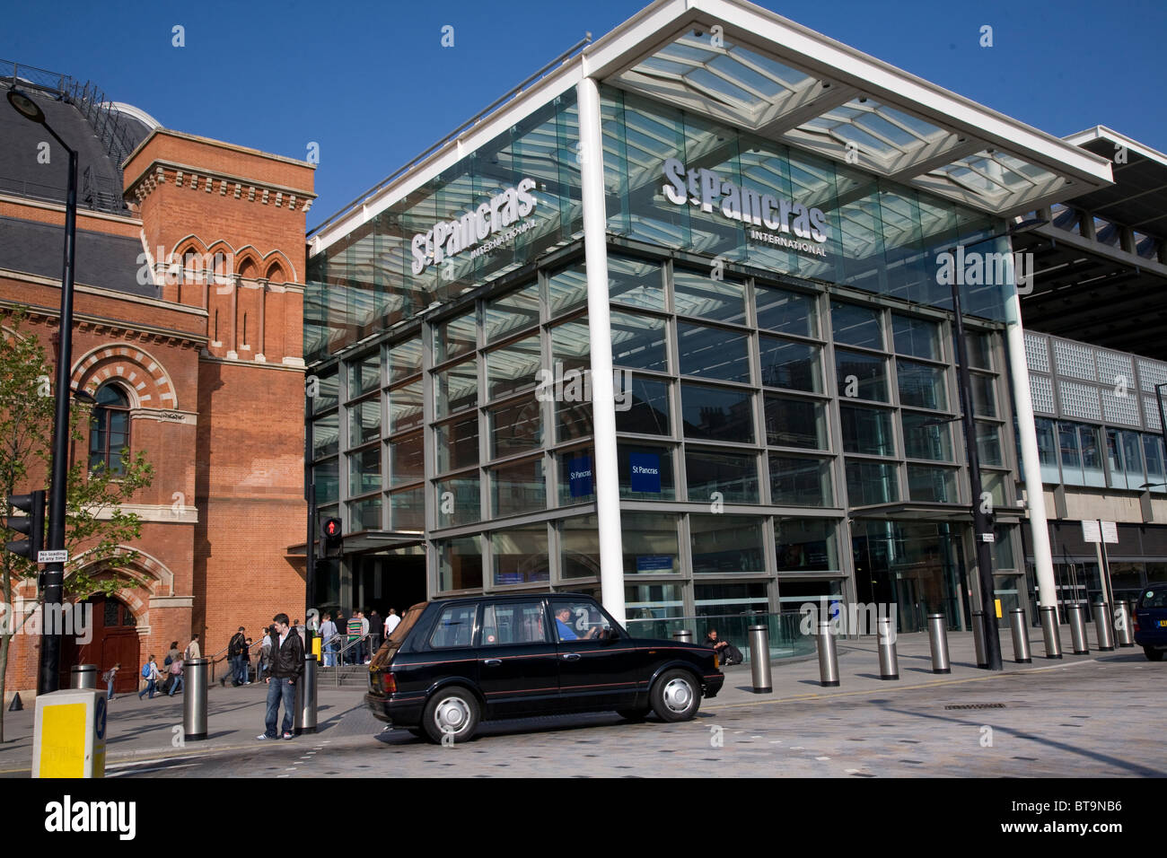 Black taxi cab l'attendaient à la gare Kings Cross St Pancras. Londres. L'Angleterre Banque D'Images