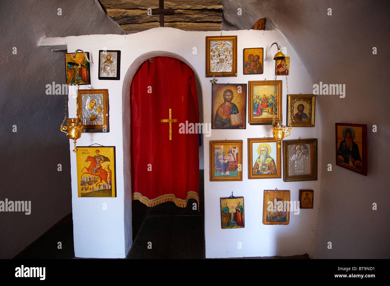 Intérieur de l'un des 365 Chapelles orthodoxe grec d'Ios avec des icônes religieuses. Cyclades, Grèce Banque D'Images