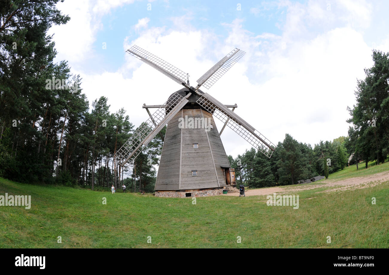 Moulin à vent d'origine à partir de la 19e siècle, l'architecture de type hollandais Folk Museum et Parc Ethnographique à Olsztynek, Pologne Banque D'Images Moulin à vent d'origine à partir de la 19e siècle, l'architecture de type hollandais Folk Museum et Parc Ethnographique à Olsztynek, Pologne Banque D'Images