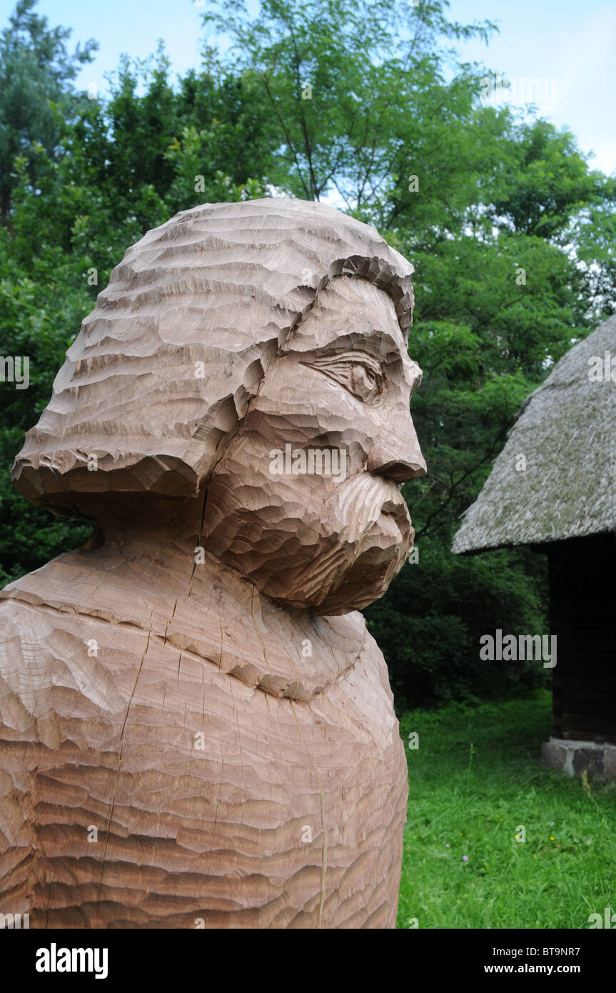 Meubles anciens en bois sculpté figure à partir de la région de la Mazurie, Pologne Banque D'Images Meubles anciens en bois sculpté figure à partir de la région de la Mazurie, Pologne Banque D'Images