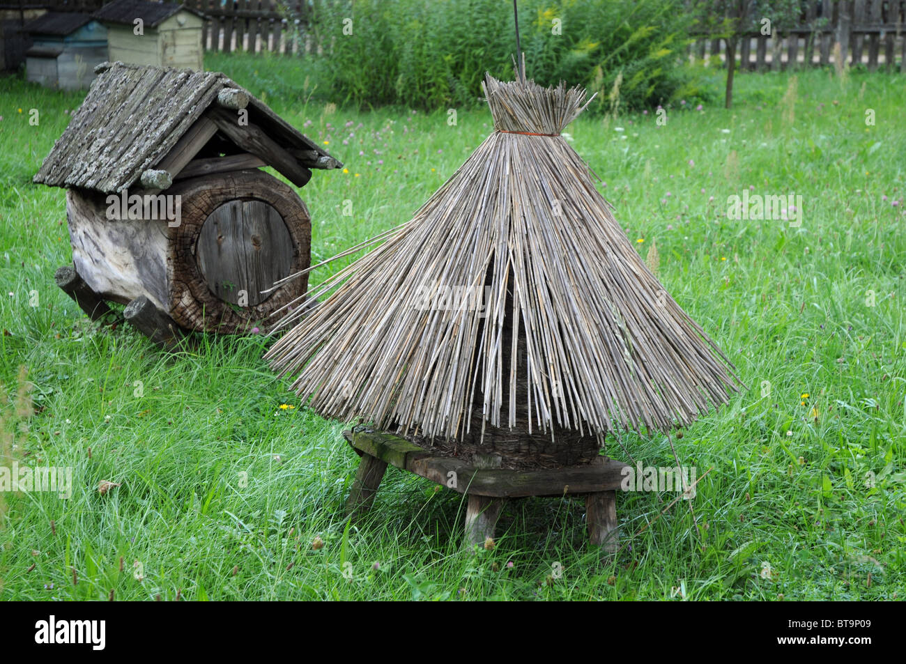 Les anciens types de ruches, Parc Ethnographique à Olsztynek, Pologne Banque D'Images