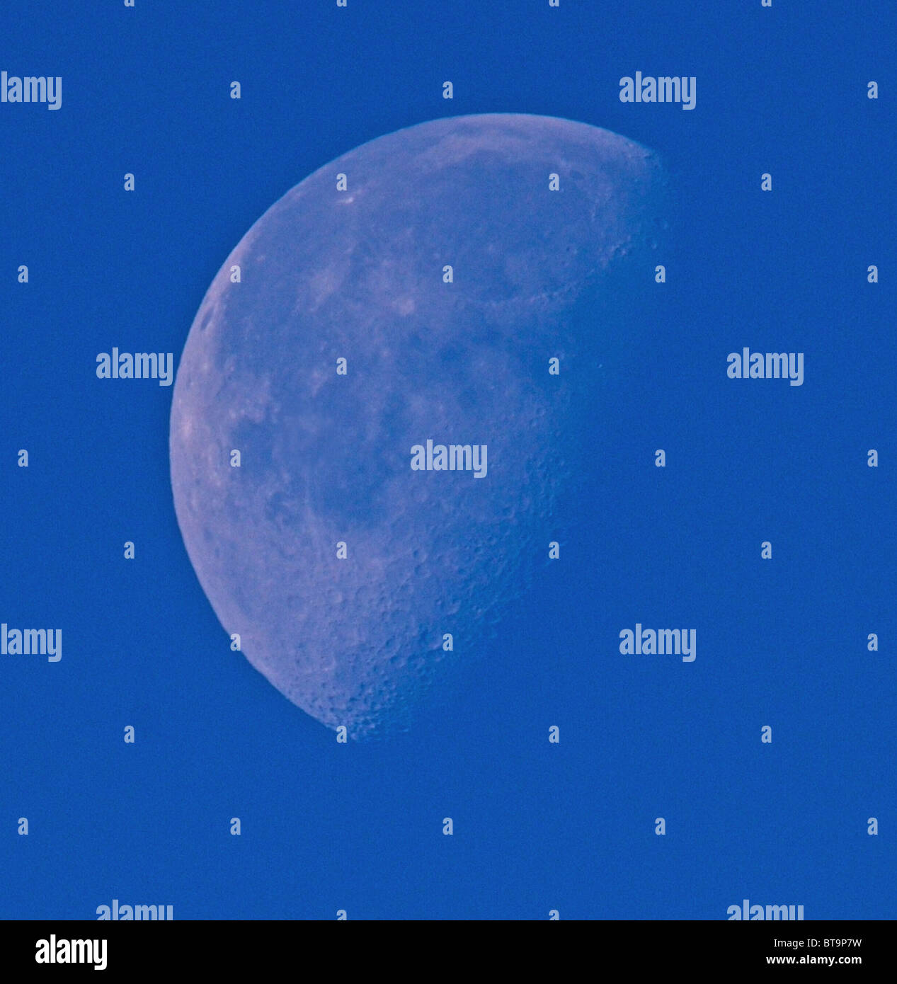 Blue Moon - la lune vue dans le ciel en plein jour prend souvent une couleur bleue. Banque D'Images