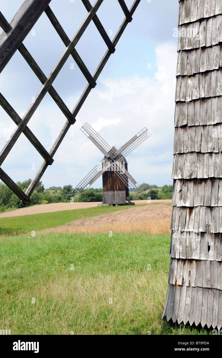 Original Post Mill de la fin du xviiie siècle (1773), le Musée de l'architecture folklorique et ethnographique en Pologne Olsztynek, Parc Banque D'Images Original Post Mill de la fin du xviiie siècle (1773), le Musée de l'architecture folklorique et ethnographique en Pologne Olsztynek, Parc Banque D'Images