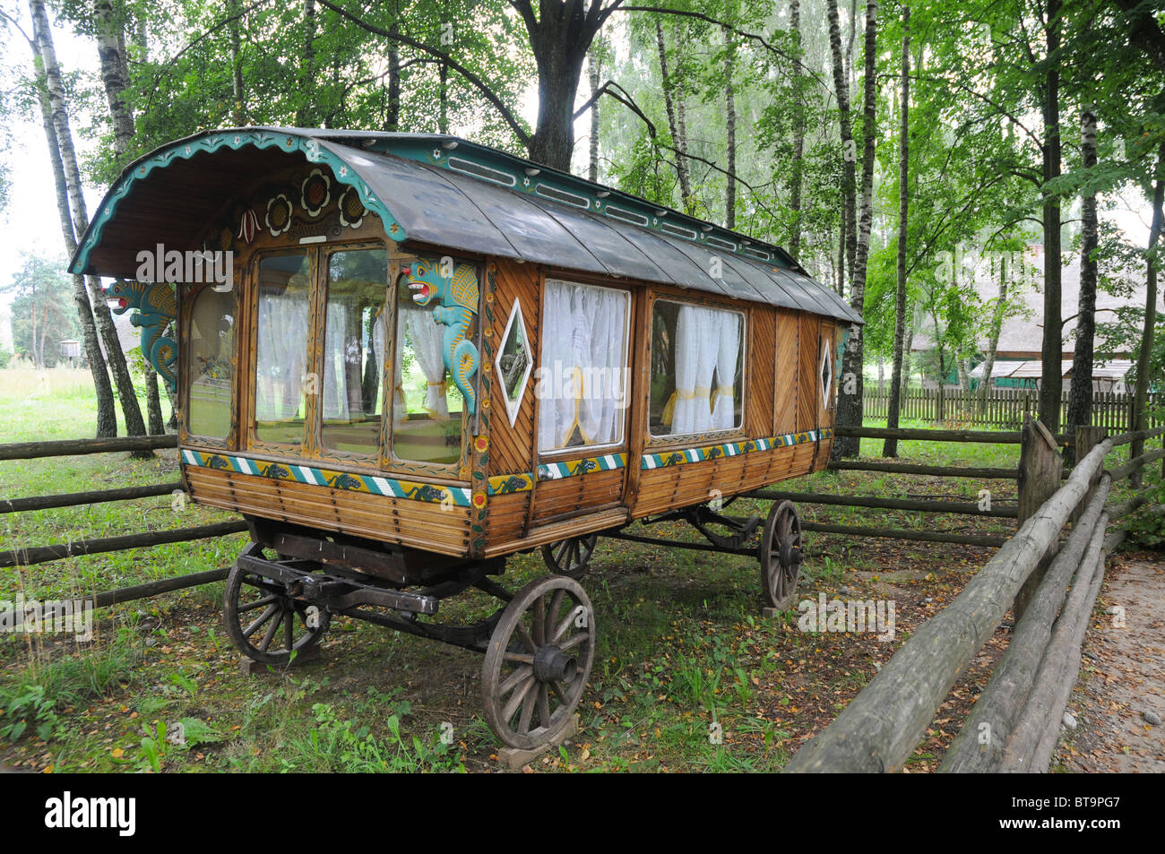 Roulotte, le Musée de l'architecture folklorique et ethnographique en Pologne Olsztynek, Parc Banque D'Images Roulotte, le Musée de l'architecture folklorique et ethnographique en Pologne Olsztynek, Parc Banque D'Images