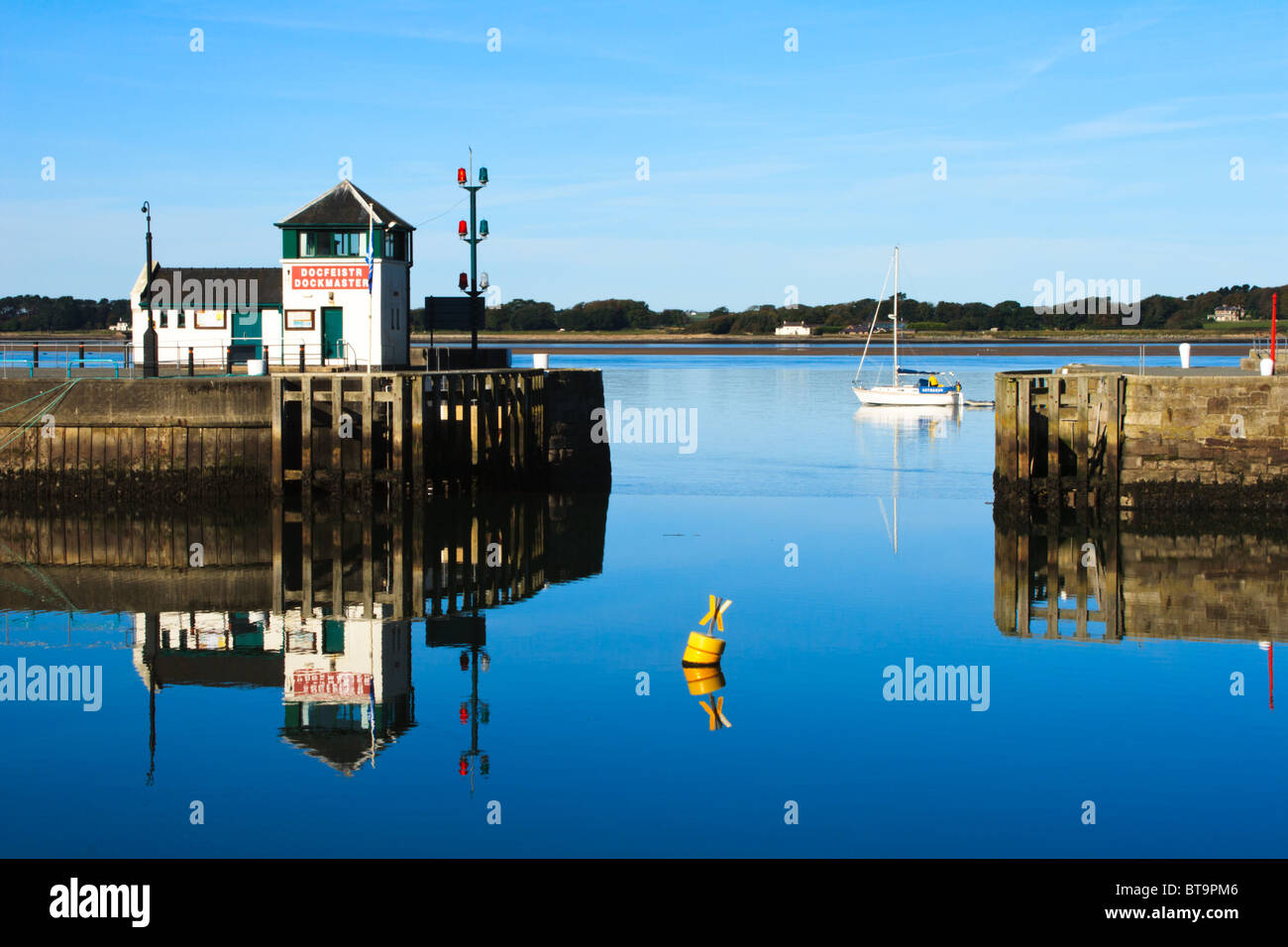 Les eaux bleues de toujours à la recherche de l'autre côté du port de Caernarvon manai straits à Moorabbin à Anglesey, au Pays de Galles. Banque D'Images