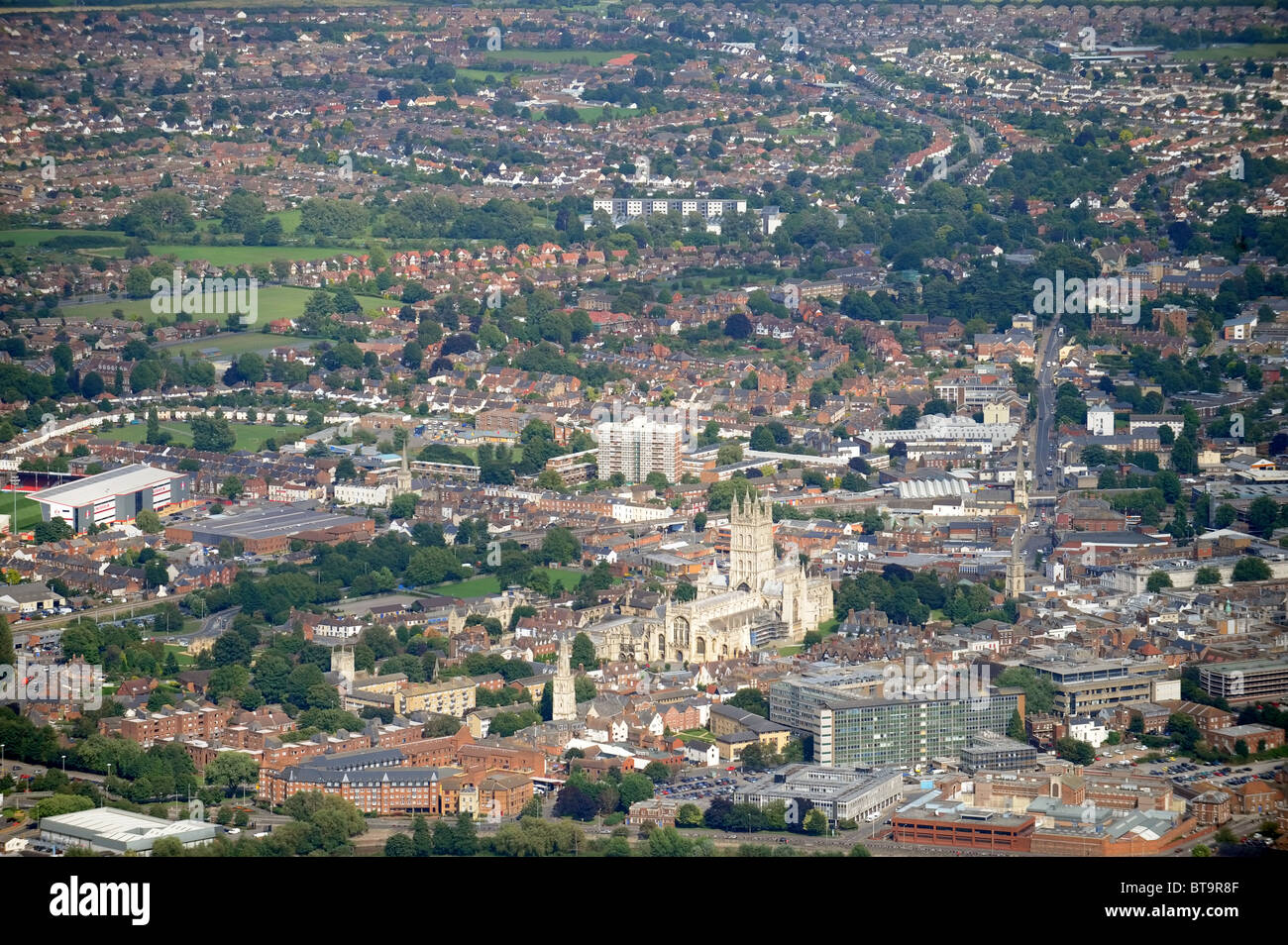 Vue aérienne du stade de rugby de Gloucester à Kingsholm Cathédrale (à gauche) et de l'administration pénitentiaire (en bas à droite) Banque D'Images