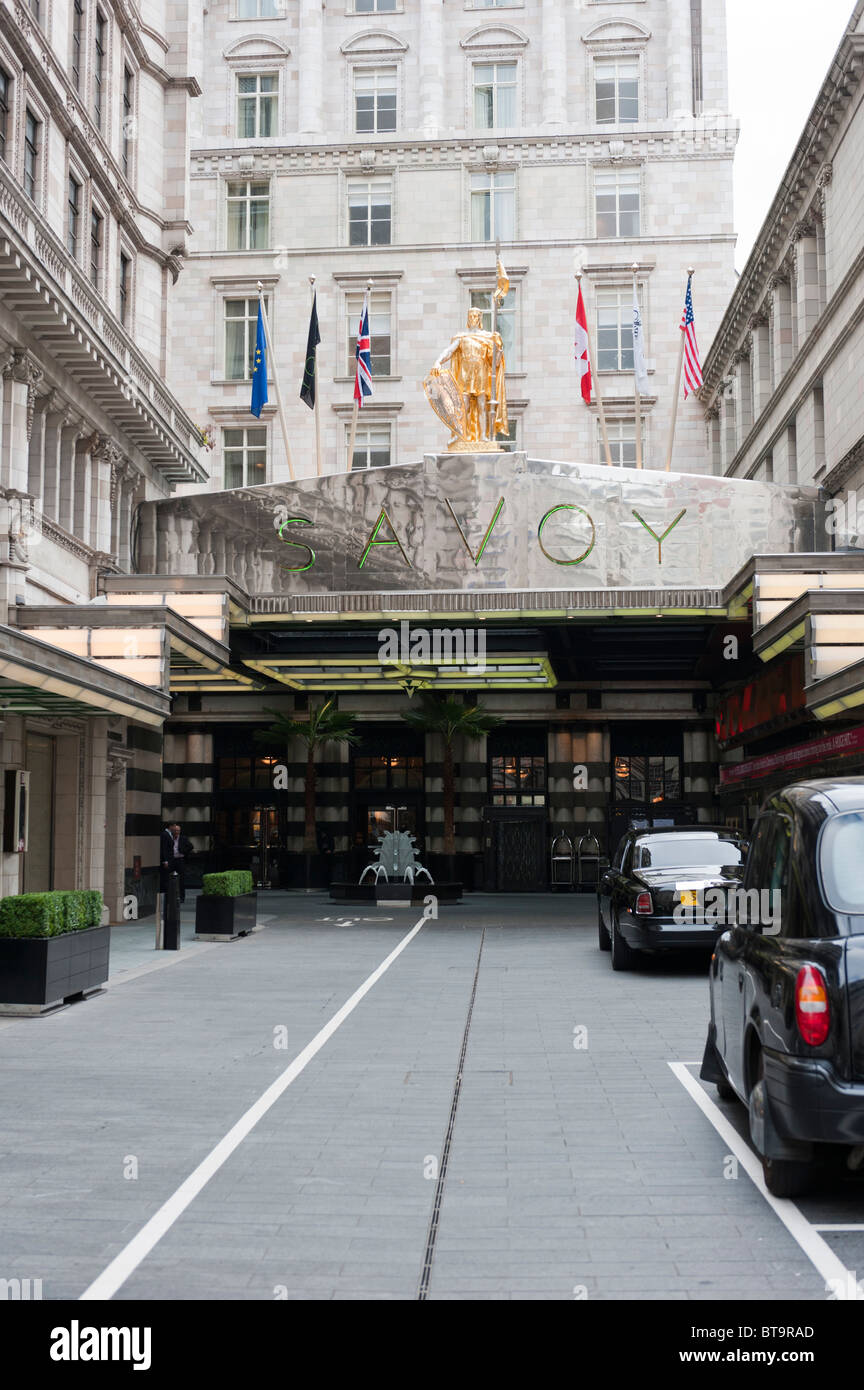 Le Strand entrée de la Savoy Hotel, Londres, quelques jours après avoir ré-ouvert après une £220M 3 remise à neuf de l'année Banque D'Images
