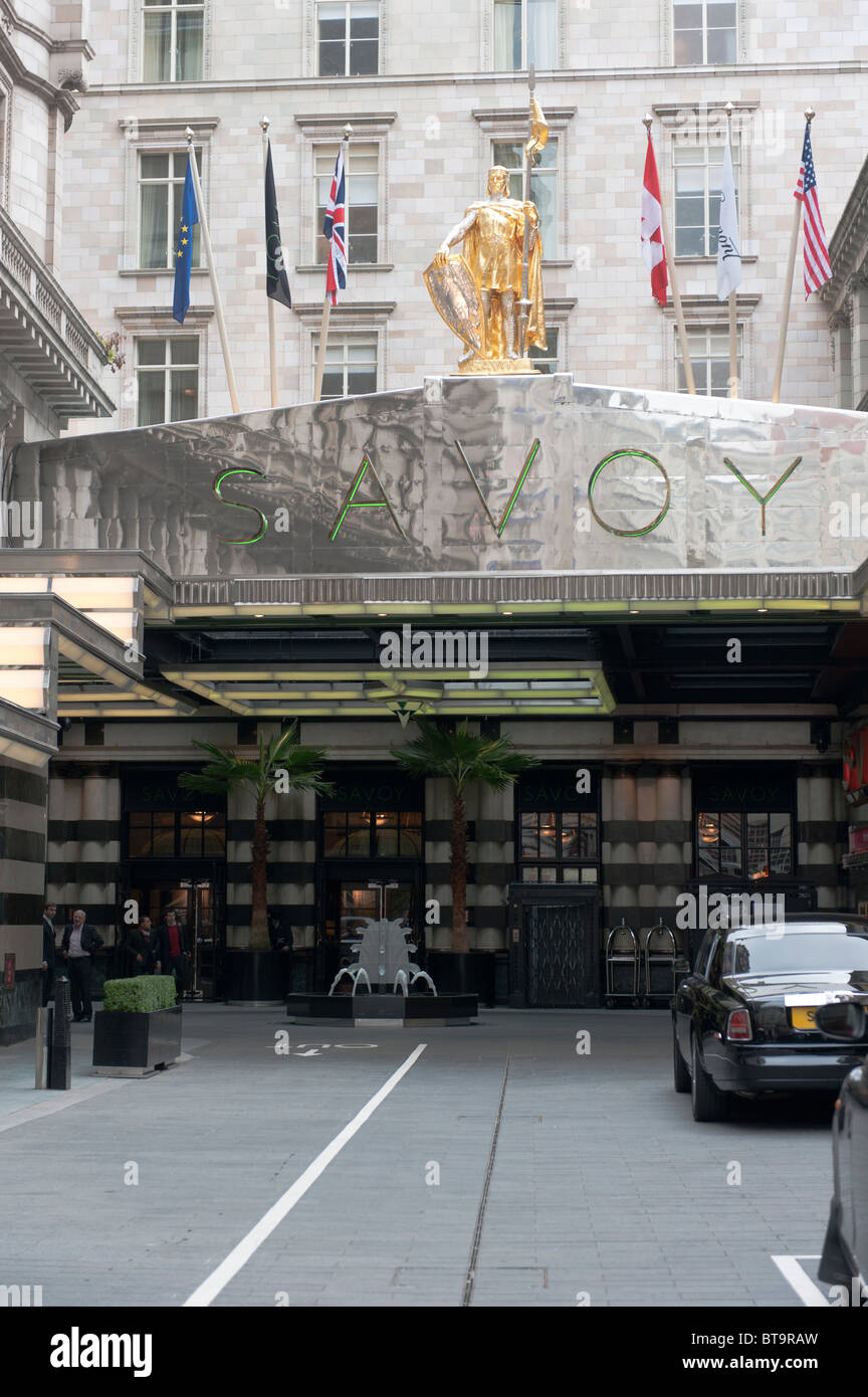 Le Strand entrée de la Savoy Hotel, Londres, quelques jours après avoir ré-ouvert après une £220M 3 remise à neuf de l'année Banque D'Images