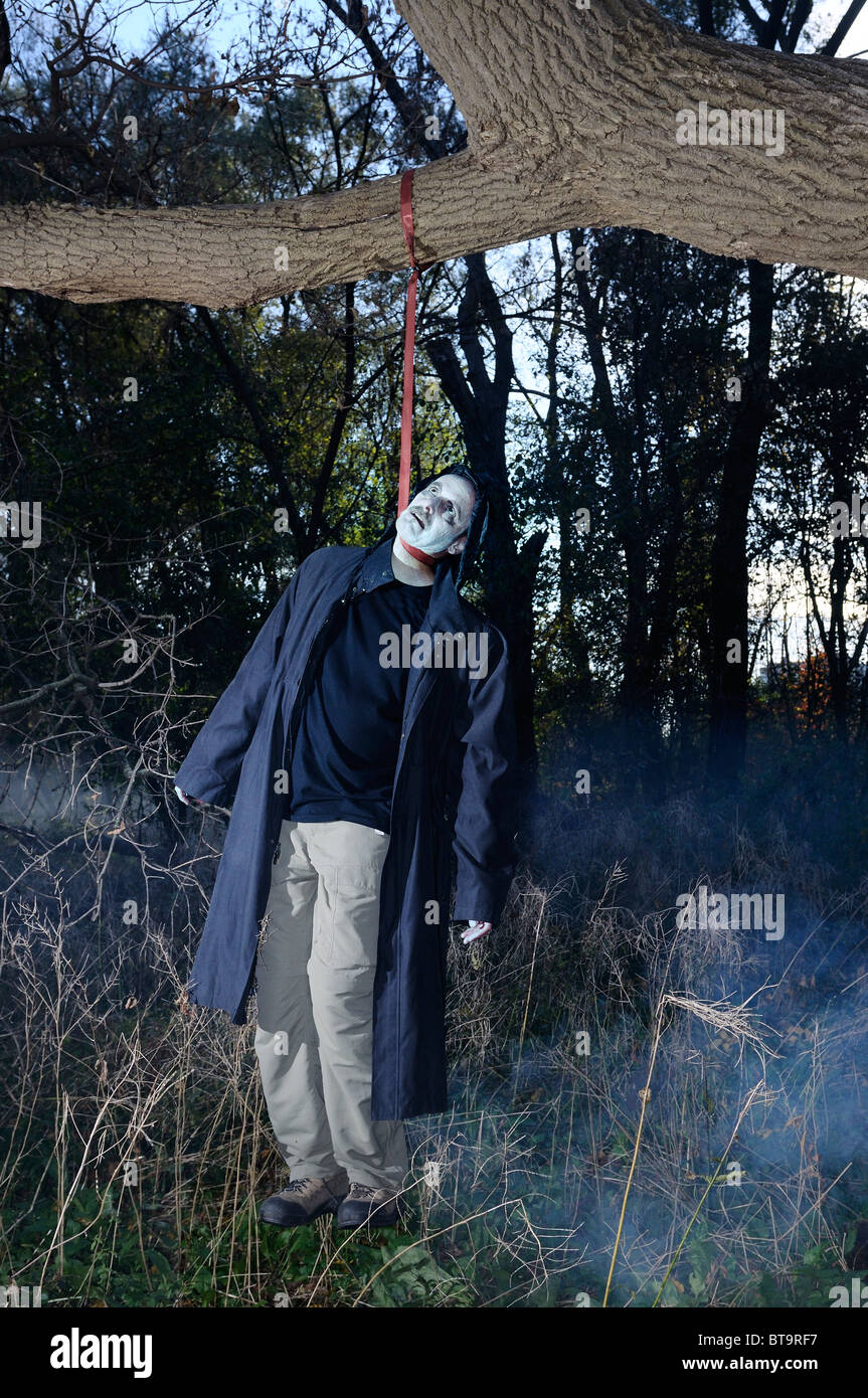 Une goule suspendue à un arbre dans la forêt à l'Halloween Banque D'Images