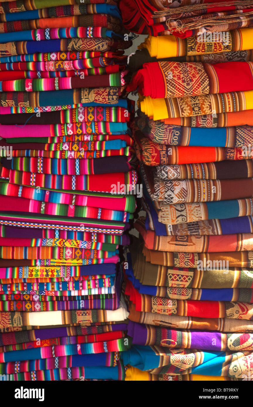 Les textiles faits à la main et les articles destinés aux touristes, fabriqué à partir de laine de lama et d'Alpaga, dans le marché des sorcières, La Paz, Bolivie. Banque D'Images