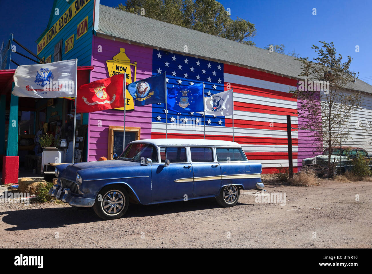 Boutique de souvenirs et vintage car sur la route historique 66, Antares, Kingman, Arizona, USA, Amérique du Nord Banque D'Images