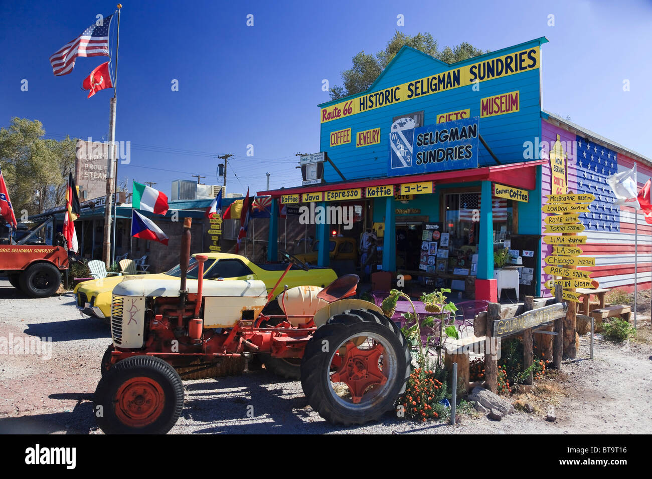 Boutique de souvenirs et de vieux tracteur sur la route historique 66, Antares, Kingman, Arizona, USA, Amérique du Nord Banque D'Images
