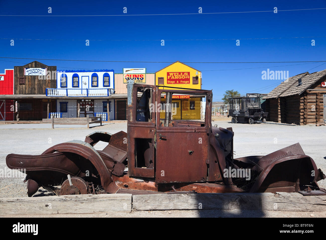 Boutiques de souvenirs et de la vieille voiture rouillée sur l'historique Route 66, Antares, Kingman, Arizona, USA, Amérique du Nord Banque D'Images