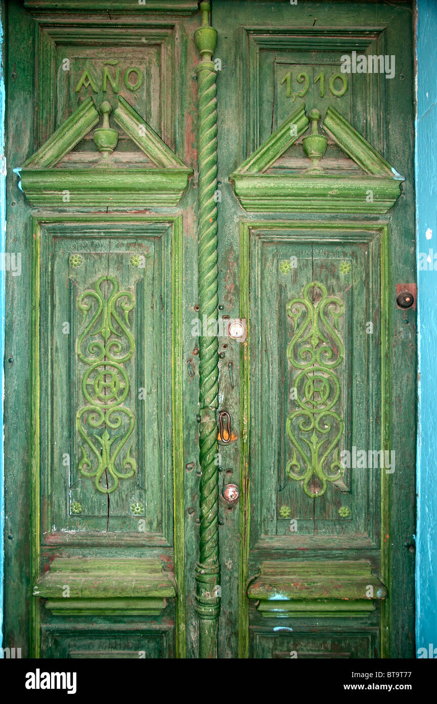 Un vieux, pâle, vert porte peinte dans le marché des sorcières street de La Paz, Bolivie. Banque D'Images