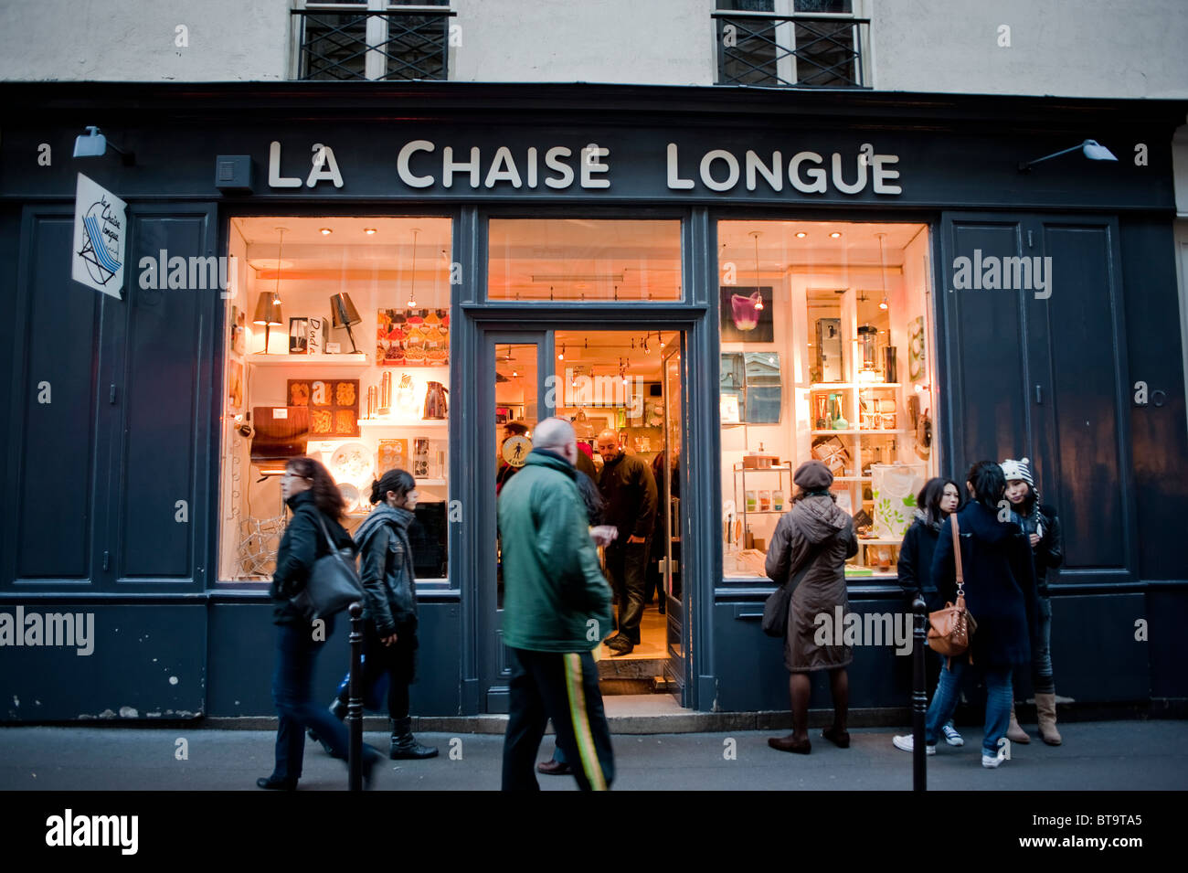 Paris, France, Street Scene, le quartier du Marais, magasin de cadeaux  local Front, 'la chaise Lounge', People Shopping, boutique de vitrines,  enseignes lumineuses Photo Stock - Alamy