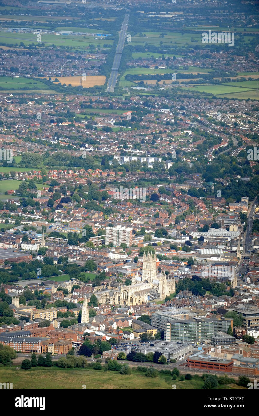 Vue aérienne de Gloucester avec la Cathédrale et A40 route de Cheltenham (UK) haut Banque D'Images