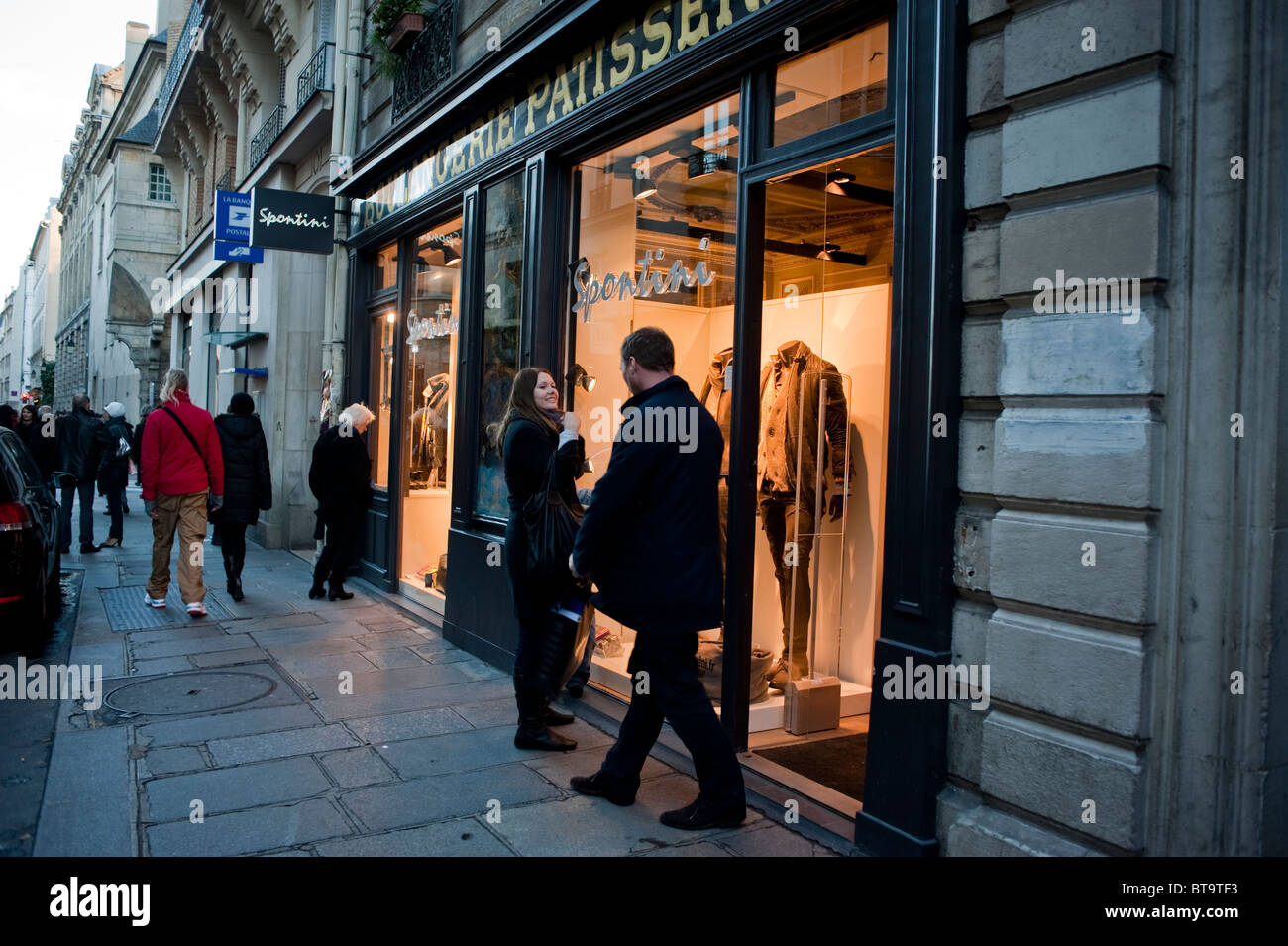 Paris, France, Street Scene, quartier du Marais, couple Shopping, Magasin de vêtements local, vitrine, magasin de vêtements pour hommes et femmes de France Banque D'Images