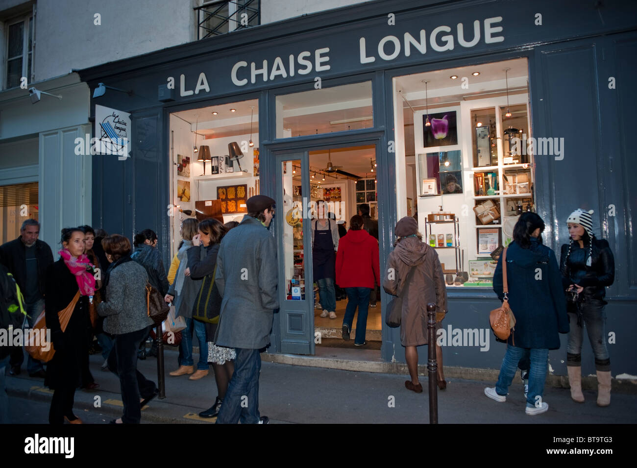 Paris, France, scène de rue, le quartier du Marais, boutique de cadeaux  locale, avant la Chaise Lounge, rue des Francs Bourgeois Photo Stock - Alamy
