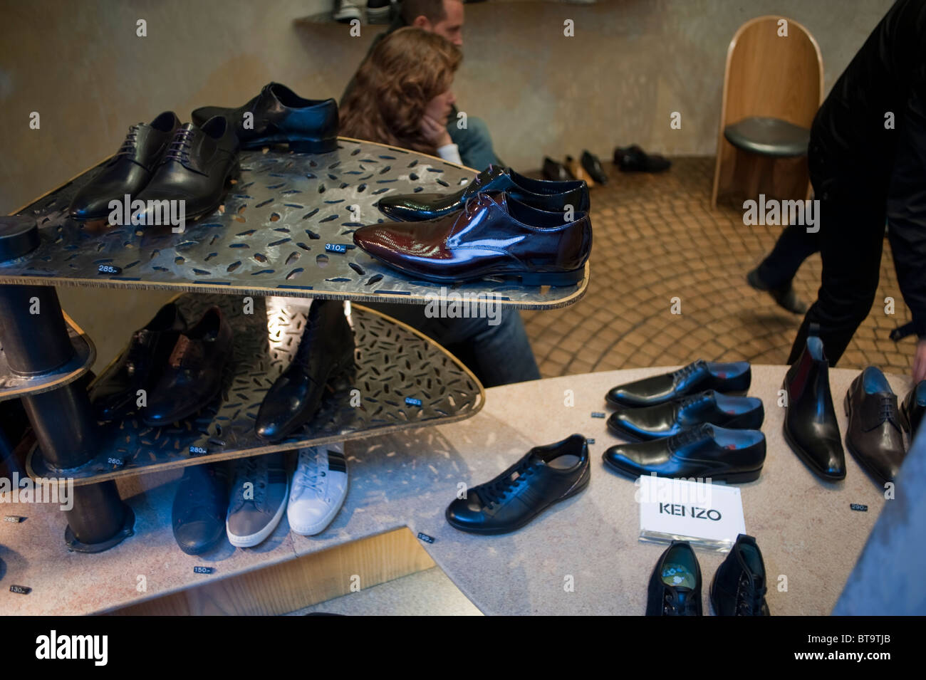 Paris, France, quartier du Marais, magasin de chaussures pour hommes,  vitrine, chaussures de shopping Photo Stock - Alamy
