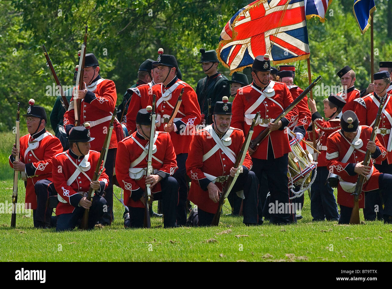 Les membres de l'Armée canadienne à défendre une position au cours d'une forme de reconstitution des raids des Fenians à Old Fort Erie, en Ontario. Banque D'Images